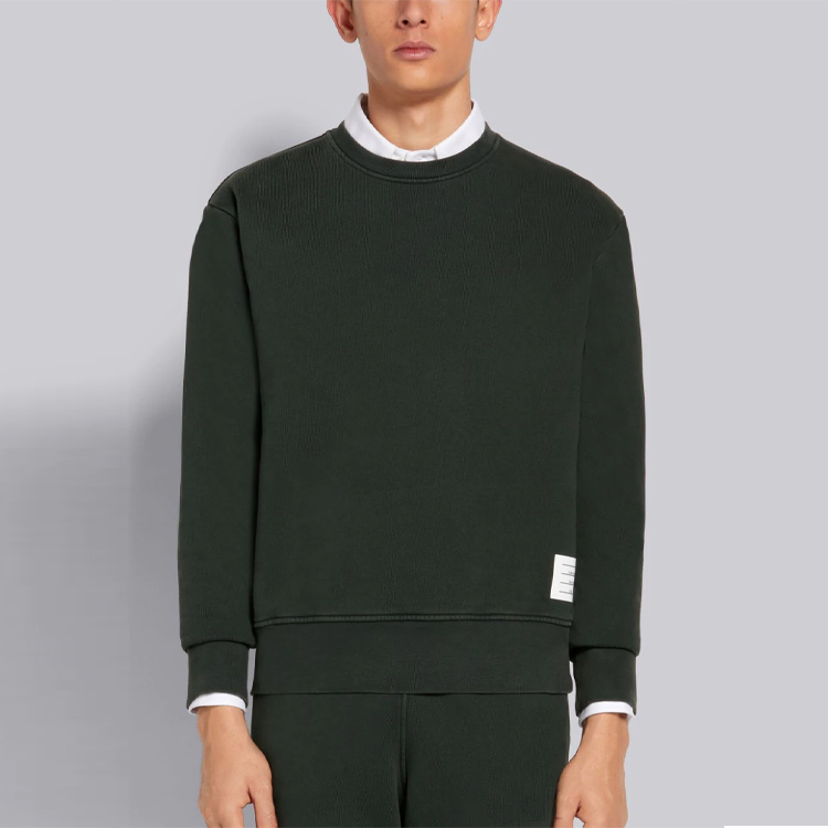 Shop トムブラウン ルーズフィット クルーネック スウェットシャツ ダークグリーン (秋). MJT262B-03377-320