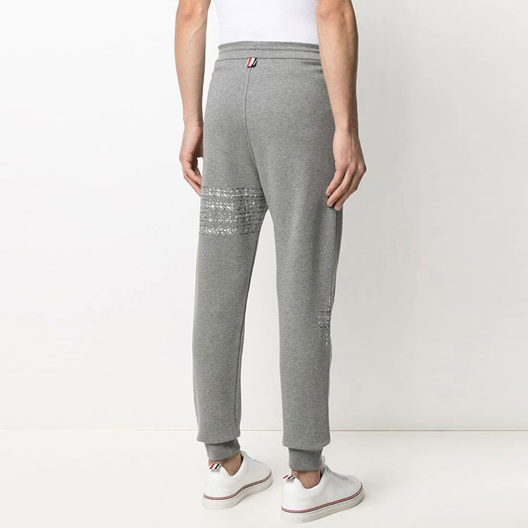 Shop Pantalones deportivos cortos tejidos de tiro medio y ajuste holgado Thom Browne MJQ120E-06931-035