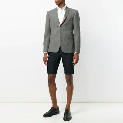 THOM BROWNE Shorts Casuales Slim Azul de Tiro Bajo. MTC043A-02872-415 Lookbook THOM BROWNE Shorts Casuales Slim Azul de Tiro Bajo. MTC043A-02872-415