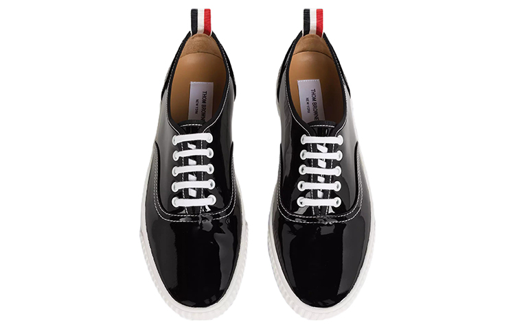 Lookbook 톰브라운 블랙 페이턴트 레더 로우탑 FFD063A00216001