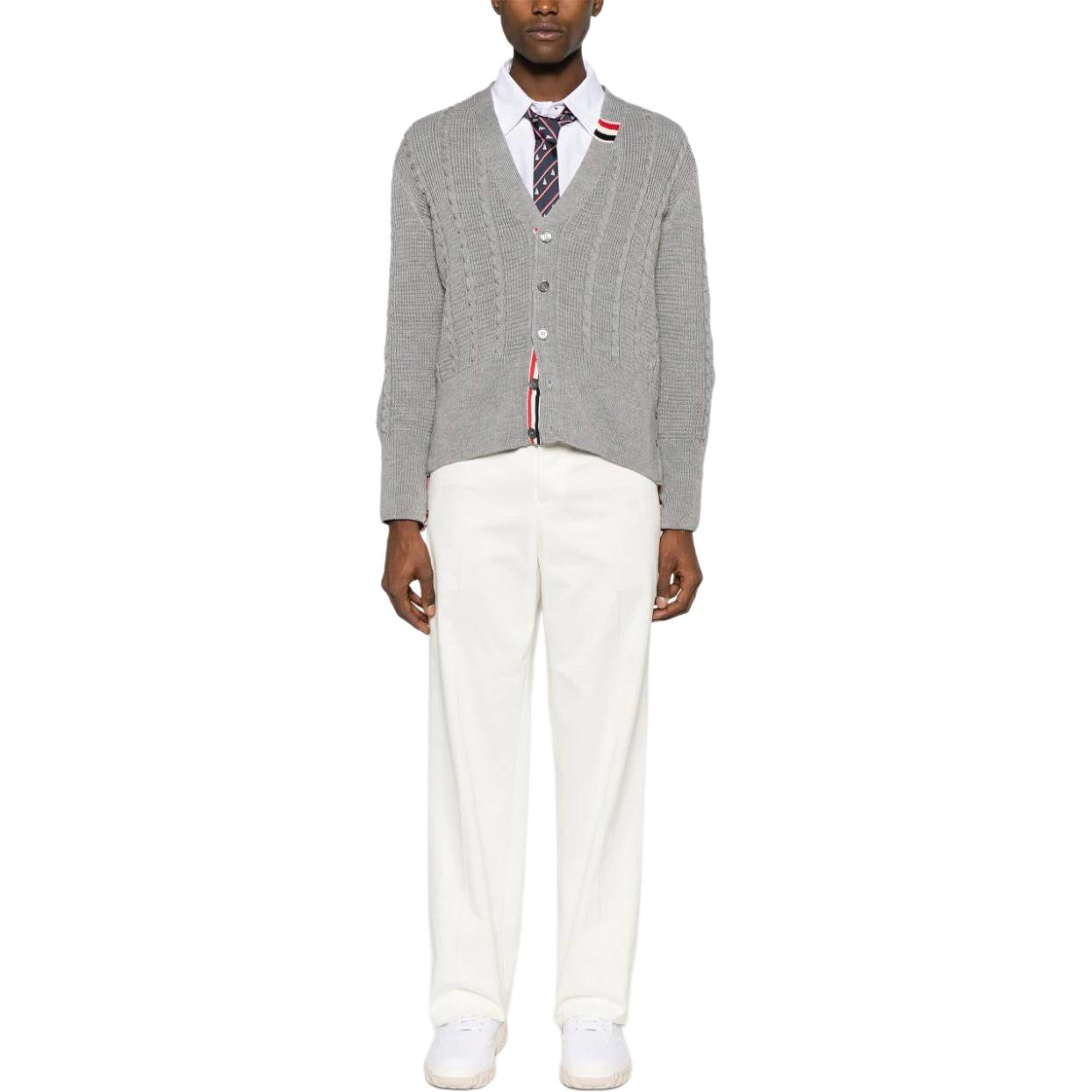 Lookbook 톰브라운 남성 SS24 라이트그레이 브이넥 슬림핏 버튼업 니트 가디건 MKC513A-Y1024-055