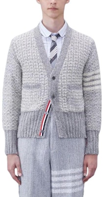 톰 브라운 모헤어 트위드 4-바 브이넥 가디건 남성 라이트 그레이 스웨터. MKC510A-Y1506-055 Lookbook 톰 브라운 모헤어 트위드 4-바 브이넥 가디건 남성 라이트 그레이 스웨터. MKC510A-Y1506-055