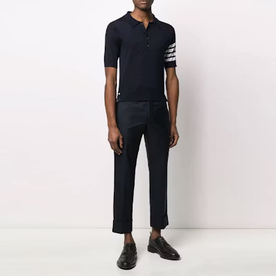 Thom Browne Celana Navy Cropped Twill dengan Hidden Closure. MTC001A-00626-415 Lookbook Thom Browne Celana Navy Cropped Twill dengan Hidden Closure. MTC001A-00626-415