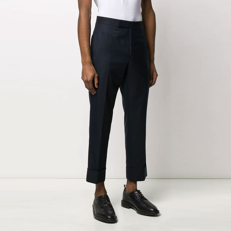 Shop Thom Browne Celana Navy Cropped Twill dengan Hidden Closure. MTC001A-00626-415
