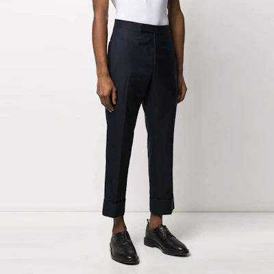 Thom Browne Celana Navy Cropped Twill dengan Hidden Closure. MTC001A-00626-415 Shop Thom Browne Celana Navy Cropped Twill dengan Hidden Closure. MTC001A-00626-415