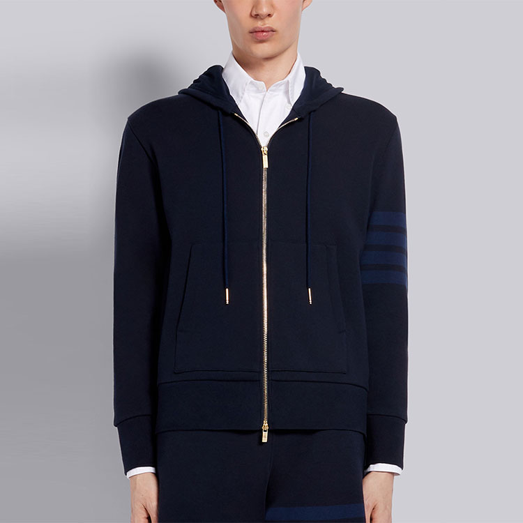Lookbook Thom Browne Hoodie Navy Ivy Classic dengan Four-Bar Stripes. MJT249A-06910-415