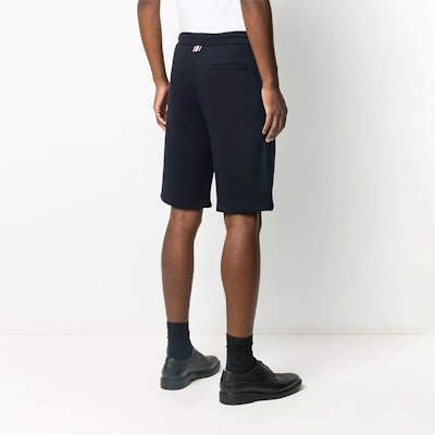 トム ブラウン ネイビー ミッドライズ カジュアル ショーツ トリプルストライプ付き MJQ096A-03377-415 Sizing トム ブラウン ネイビー ミッドライズ カジュアル ショーツ トリプルストライプ付き MJQ096A-03377-415