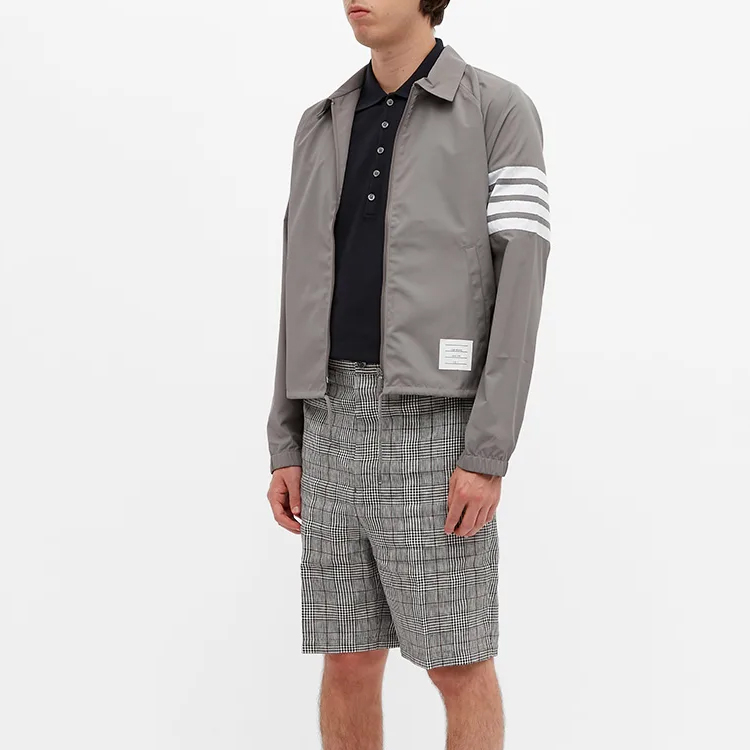 Lookbook THOM BROWNE Polo Azul Marino con Cuatro Rayas Laterales MJP110A00050-415