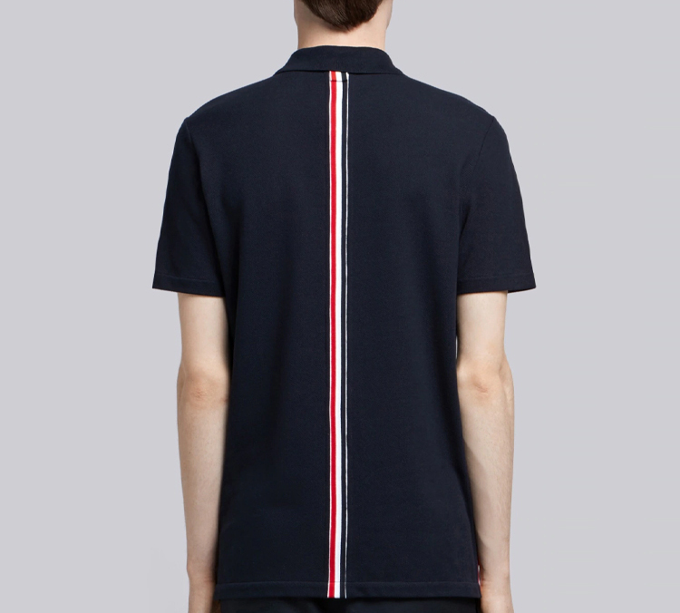 Purchase Thom Browne Polo Azul Marino con Detalle de Raya Central en la Espalda. MJP042A-00050-415