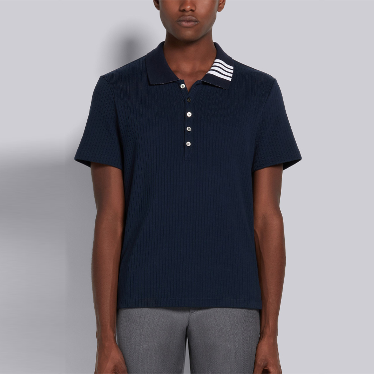 Lookbook Thom Browne Polo Shirt Navy Garis Ribbed untuk Musim Panas. MJP116A-07063-415