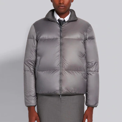 Thom Browne 尼龙拉链宽松版夹克 - 中灰色 MJD078X-05411-035 Lookbook Thom Browne 尼龙拉链宽松版夹克 - 中灰色 MJD078X-05411-035