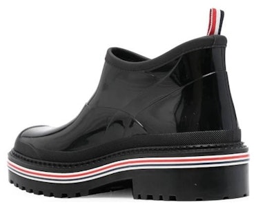 THOM BROWNE 橡膠 套穿 亮面 短靴 黑色 Lookbook THOM BROWNE 橡膠 套穿 亮面 短靴 黑色