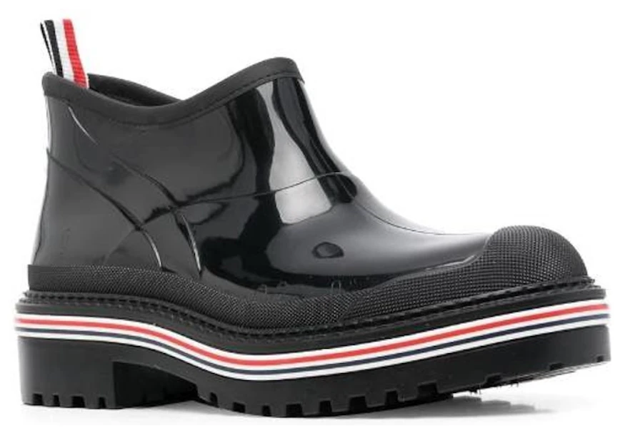 Bota Thom Browne de Goma 'Negro Brillante' MFB222A05690001 Lookbook Bota Thom Browne de Goma 'Negro Brillante' MFB222A05690001