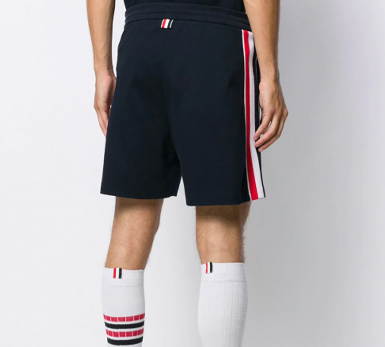 Lookbook THOM BROWNE RWB Celana Pendek Garis Navy Biru dengan Tali Serut MJQ090A-06168-415