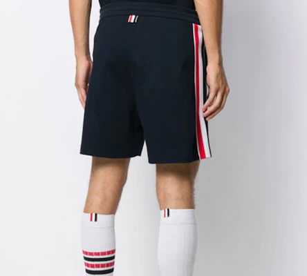 THOM BROWNE RWB Celana Pendek Garis Navy Biru dengan Tali Serut MJQ090A-06168-415 Lookbook THOM BROWNE RWB Celana Pendek Garis Navy Biru dengan Tali Serut MJQ090A-06168-415