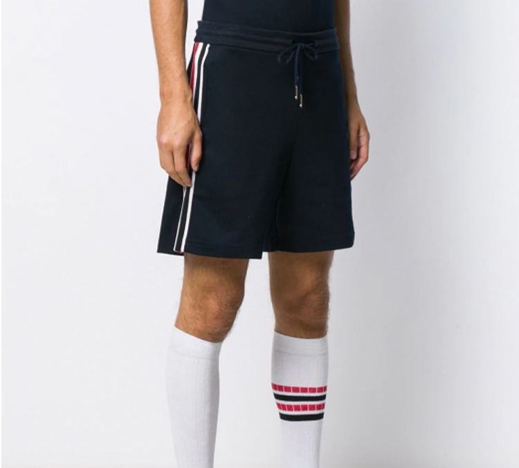 Shop THOM BROWNE RWB Celana Pendek Garis Navy Biru dengan Tali Serut MJQ090A-06168-415