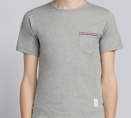 トムブラウン ショートスリーブ ライトグレー Tシャツ サテンポケットトリム MJS010A-01454-055 Lookbook トムブラウン ショートスリーブ ライトグレー Tシャツ サテンポケットトリム MJS010A-01454-055