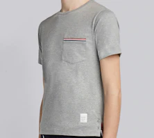 Purchase Thom Browne 短袖淺灰T恤 缎面口袋裝飾 MJS010A-01454-055