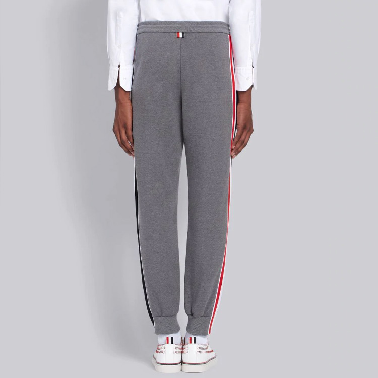 Purchase Thom Browne Celana Sweatpants Abu-abu dengan Garis Samping dan Tali Serut. MJQ091A-06168-035