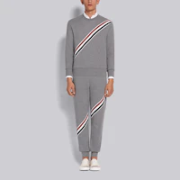 Lookbook 톰 브라운 SS21 클래식 스트라이프 크루넥 맨투맨 남성용 라이트 그레이 MJT276A-03377-035