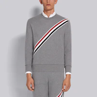 Shop 톰 브라운 SS21 클래식 스트라이프 크루넥 맨투맨 남성용 라이트 그레이 MJT276A-03377-035