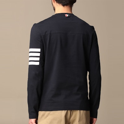 톰 브라운 SS21 네이비 컬러블록 스트라이프 프린트 긴팔 티셔츠. MJS151A-06221-415 Shop 톰 브라운 SS21 네이비 컬러블록 스트라이프 프린트 긴팔 티셔츠. MJS151A-06221-415