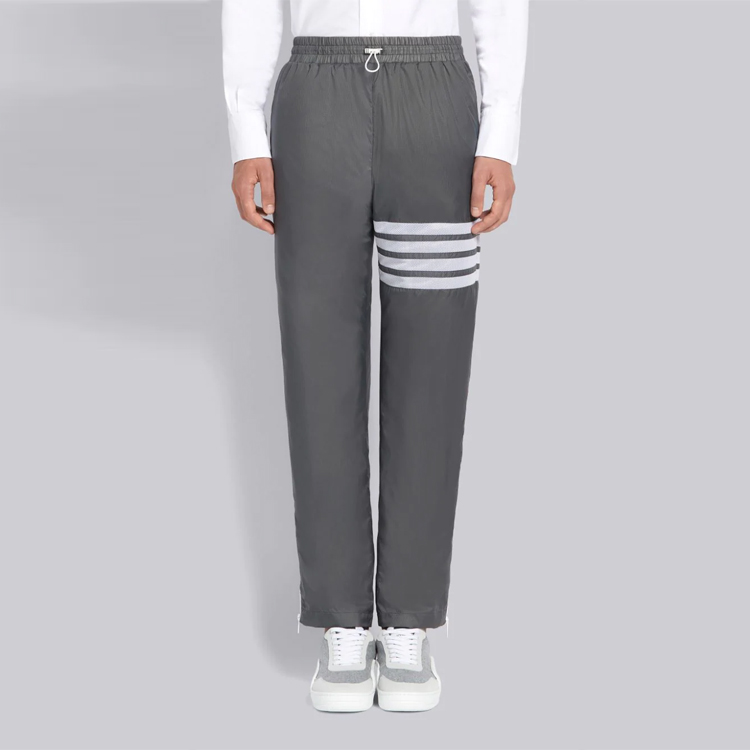 Shop 톰 브라운 SS21 그레이 스트라이프 스트레이트 레그 캐주얼 스웻팬츠. MJQ106A-06859-045