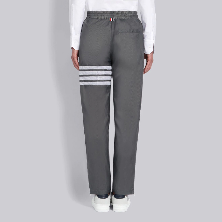 Purchase 톰 브라운 SS21 그레이 스트라이프 스트레이트 레그 캐주얼 스웻팬츠. MJQ106A-06859-045