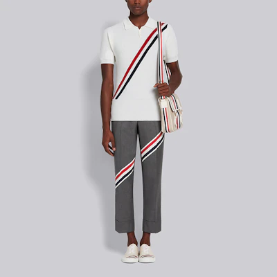 Thom Browne SS21 Celana Pria Wol Abu-Abu dengan Pita dan Garis Diagonal. MTC160A-00626-035 Lookbook Thom Browne SS21 Celana Pria Wol Abu-Abu dengan Pita dan Garis Diagonal. MTC160A-00626-035