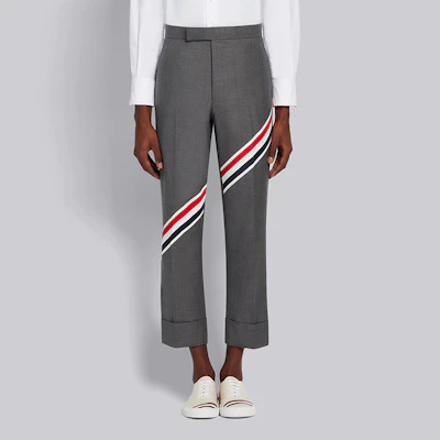 Thom Browne SS21 Celana Pria Wol Abu-Abu dengan Pita dan Garis Diagonal. MTC160A-00626-035 Shop Thom Browne SS21 Celana Pria Wol Abu-Abu dengan Pita dan Garis Diagonal. MTC160A-00626-035