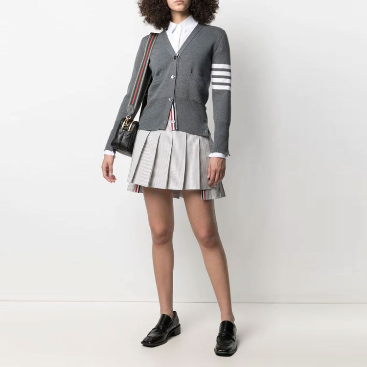 Lookbook 톰브라운 SS21 미드웨이스트 플리츠 스트라이프 스커트 그레이 백투스쿨 에디션 FGC402V-00572-035