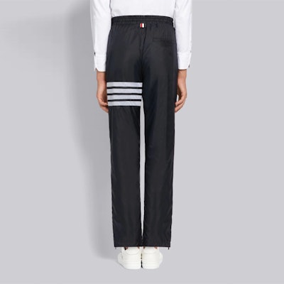 THOM BROWNE SS21 Celana Sweatpants Kasual Garis Biru Navy Straight-Fit. MJQ106A-06859-415 Purchase THOM BROWNE SS21 Celana Sweatpants Kasual Garis Biru Navy Straight-Fit. MJQ106A-06859-415