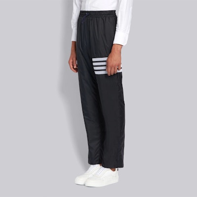 THOM BROWNE SS21 Celana Sweatpants Kasual Garis Biru Navy Straight-Fit. MJQ106A-06859-415 Details for THOM BROWNE SS21 Celana Sweatpants Kasual Garis Biru Navy Straight-Fit. MJQ106A-06859-415