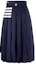 Lookbook 톰 브라운 SS21 네이비 플리츠 스커트 4스트라이프 스쿨 에디션. FGC400V-06146-415