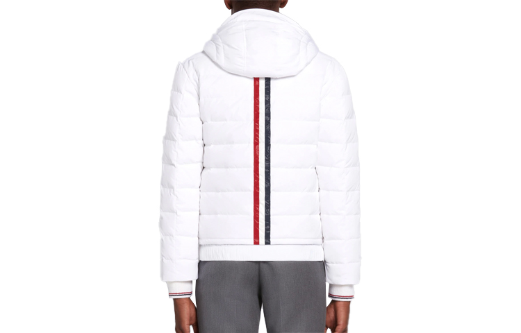 Lookbook Thom Browne Jaket Putih Down SS21 dengan Garis Belakang. MJD083X-07259-100