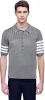 Sizing THOM BROWNE SS22 色塊條紋針織POLO衫 灰色。 MKP077-AY3006-055