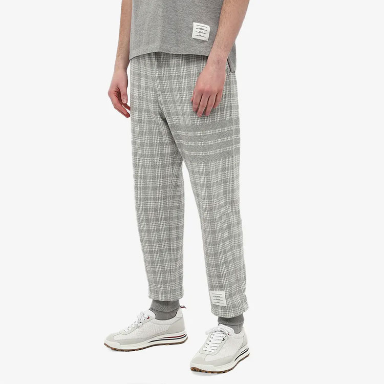 Shop THOM BROWNE SS22 Pantalones Jogger Gris Cuadros con Cintura Elástica y Cordón. MJQ133A-07993-055