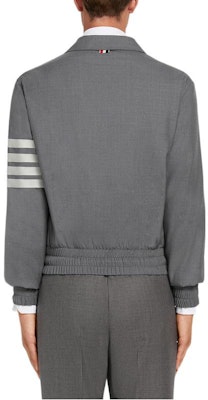 THOM BROWNE SS22 灰色單排扣4條紋Logo飛行夾克。 MJO155A-06146-035 Lookbook THOM BROWNE SS22 灰色單排扣4條紋Logo飛行夾克。 MJO155A-06146-035