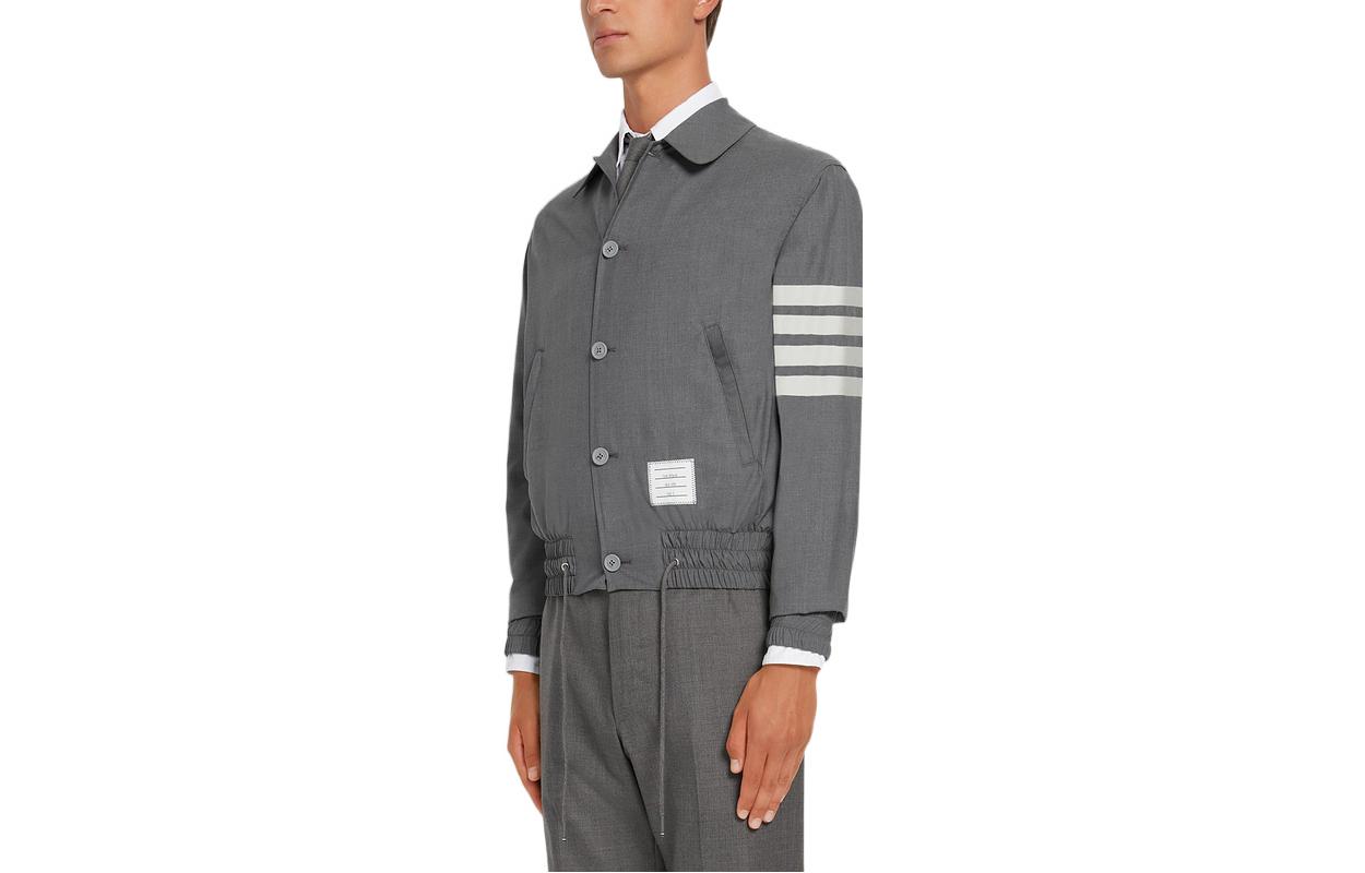 Shop THOM BROWNE SS22 灰色單排扣4條紋Logo飛行夾克。 MJO155A-06146-035