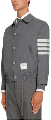 THOM BROWNE SS22 灰色單排扣4條紋Logo飛行夾克。 MJO155A-06146-035 Shop THOM BROWNE SS22 灰色單排扣4條紋Logo飛行夾克。 MJO155A-06146-035