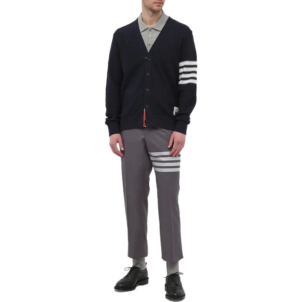 Lookbook Thom Browne SS22 灰色条纹印花休闲裤（秋季系列）。 MTC001H-07890-035