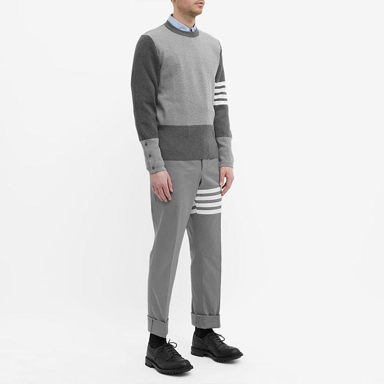 Lookbook THOM BROWNE SS22 Suéter de Lana Gris a Rayas Cuello Redondo. MKA189F-00014-982