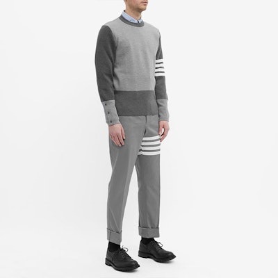 THOM BROWNE SS22 Suéter de Lana Gris a Rayas Cuello Redondo. MKA189F-00014-982 Lookbook THOM BROWNE SS22 Suéter de Lana Gris a Rayas Cuello Redondo. MKA189F-00014-982