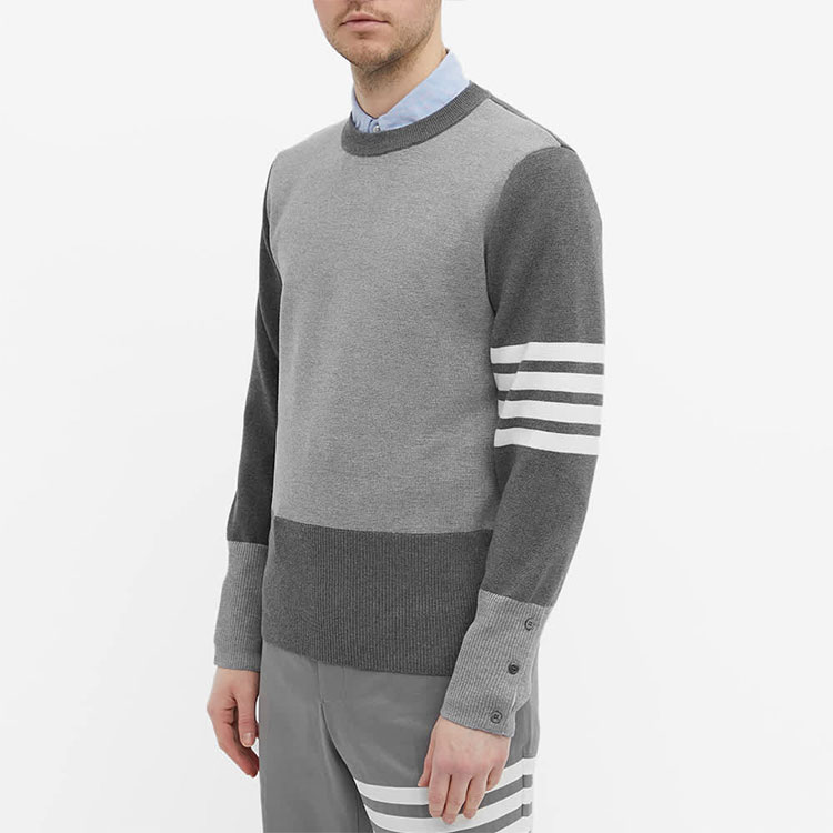 Purchase THOM BROWNE SS22 Suéter de Lana Gris a Rayas Cuello Redondo. MKA189F-00014-982