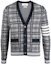 Order Thom Browne SS22 Cardigan Rajut Kelabu V-Leher dengan Reka Bentuk Berjalur Ikonik. MKC407A-Y3504-035
