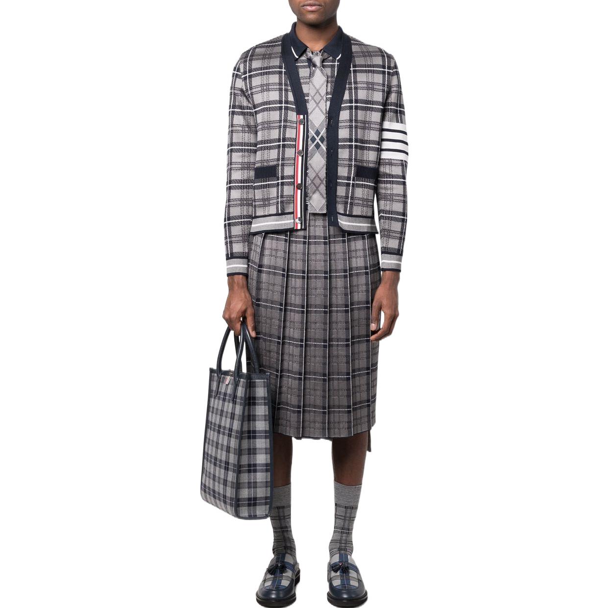 Lookbook Thom Browne SS22 Cardigan Rajut Kelabu V-Leher dengan Reka Bentuk Berjalur Ikonik. MKC407A-Y3504-035