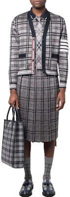 Thom Browne SS22 Cardigan Rajut Kelabu V-Leher dengan Reka Bentuk Berjalur Ikonik. MKC407A-Y3504-035 Lookbook Thom Browne SS22 Cardigan Rajut Kelabu V-Leher dengan Reka Bentuk Berjalur Ikonik. MKC407A-Y3504-035