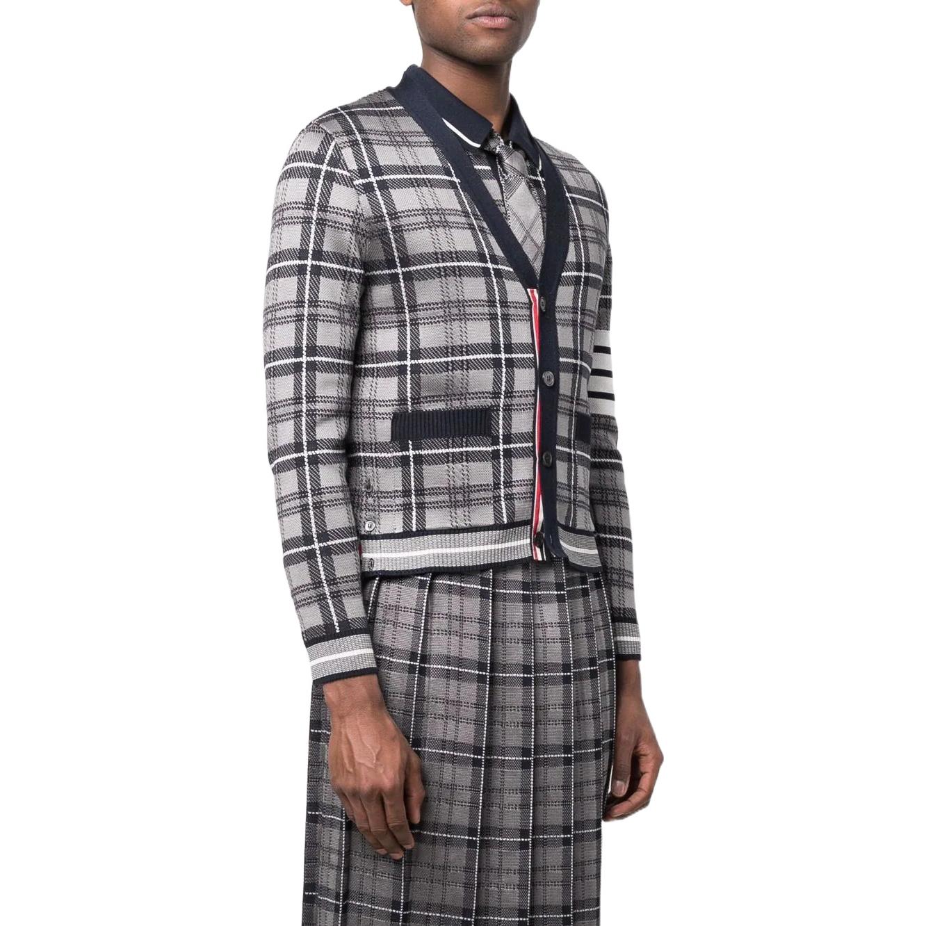 Shop Thom Browne SS22 Cardigan Rajut Kelabu V-Leher dengan Reka Bentuk Berjalur Ikonik. MKC407A-Y3504-035