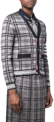 Thom Browne SS22 Cardigan Rajut Kelabu V-Leher dengan Reka Bentuk Berjalur Ikonik. MKC407A-Y3504-035 Shop Thom Browne SS22 Cardigan Rajut Kelabu V-Leher dengan Reka Bentuk Berjalur Ikonik. MKC407A-Y3504-035