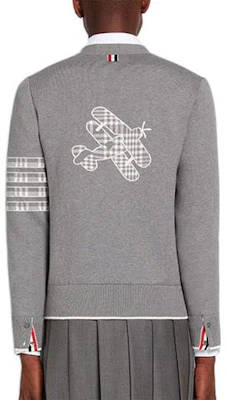 THOM BROWNE SS22 Sweater Abu-Abu Muda V-Neck 4-Bar Jacquard. MKC386A-Y3006-055 Lookbook THOM BROWNE SS22 Sweater Abu-Abu Muda V-Neck 4-Bar Jacquard. MKC386A-Y3006-055